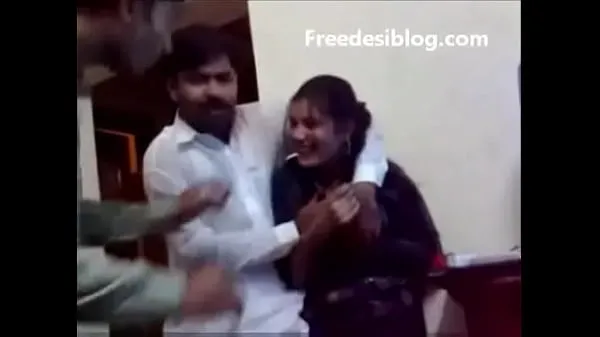 Stora Pakistani Desi girl and boy enjoy in hostel room videor totalt