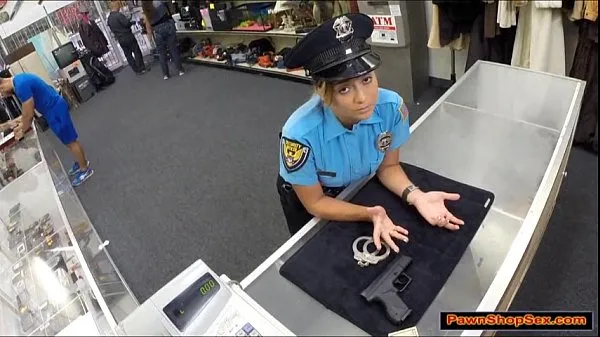 Velikih Police officer pawns her gun and is fucked skupaj videoposnetkov